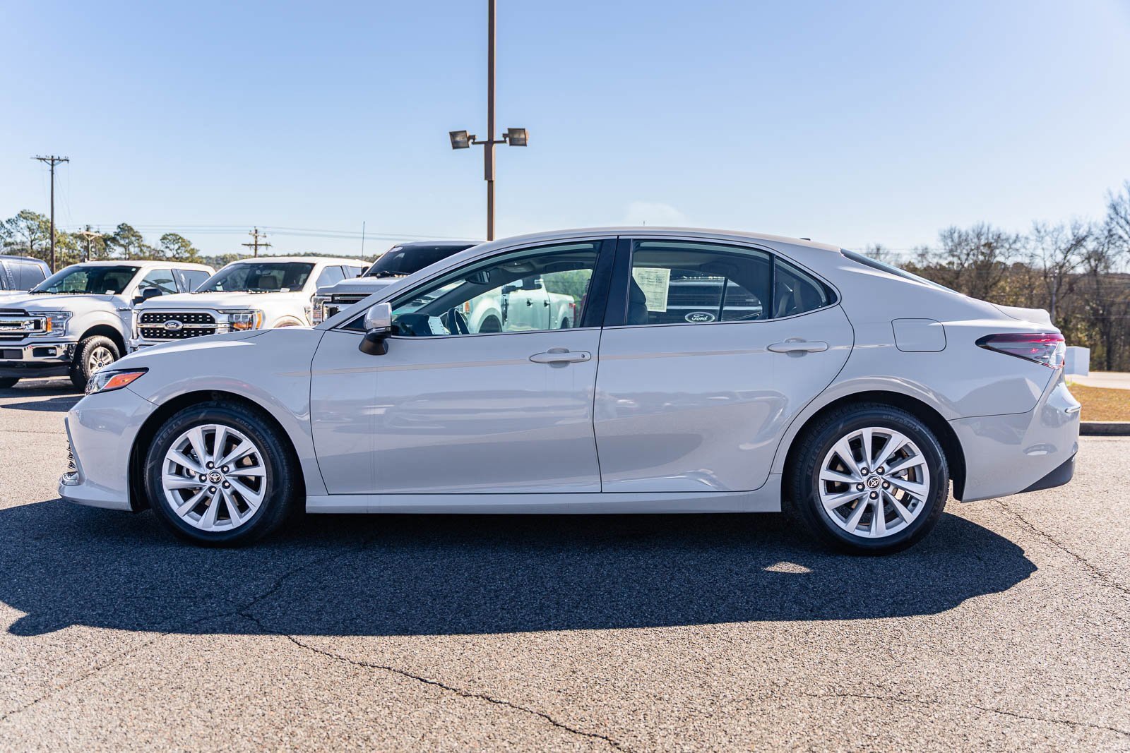 Used 2022 Toyota Camry LE image 2
