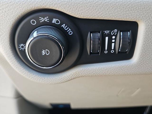 Used 2024 Chrysler Pacifica Touring-L FWD image 24