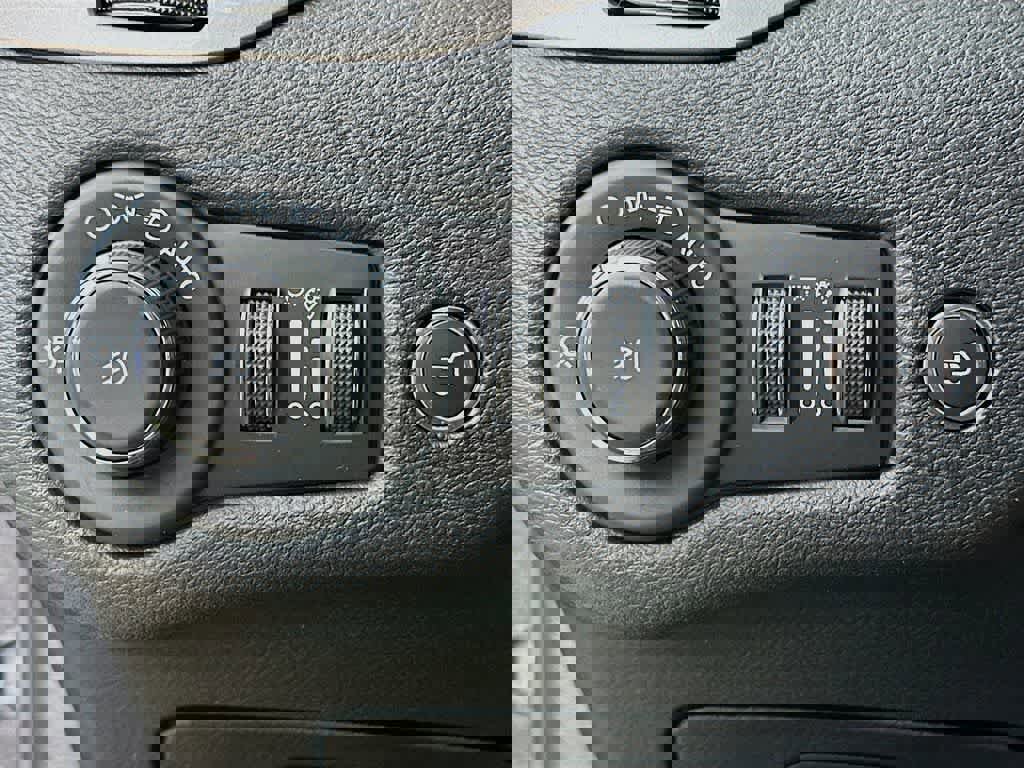 Used 2022 Jeep Cherokee Limited image 27