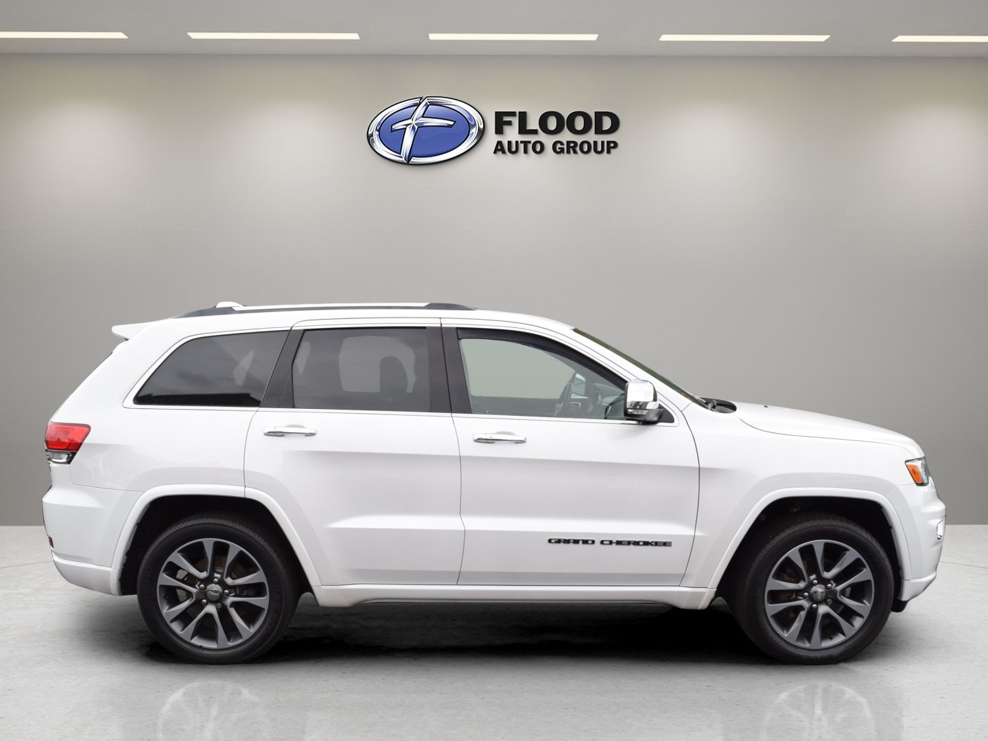 Used 2018 Jeep Grand Cherokee Overland AWD/4WD image 3