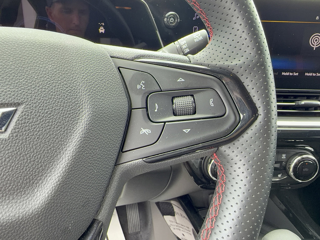 Used 2025 Chevrolet Trax RS w/ Sunroof Package FWD image 24