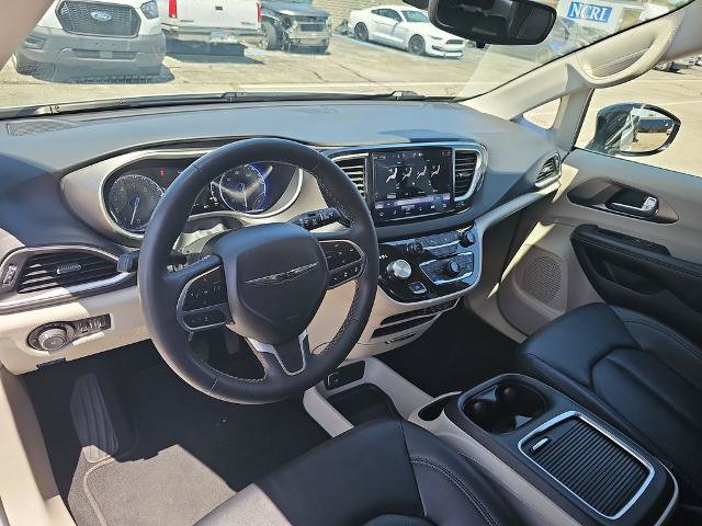 Used 2024 Chrysler Pacifica Touring-L FWD image 16