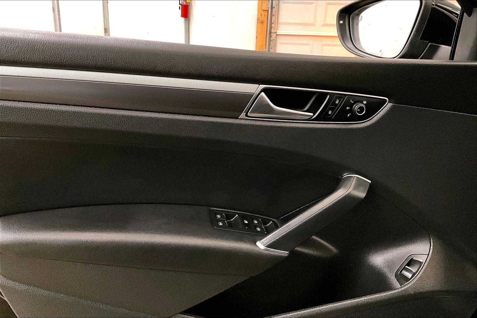 Used 2017 Volkswagen Passat 1.8T R-Line image 22