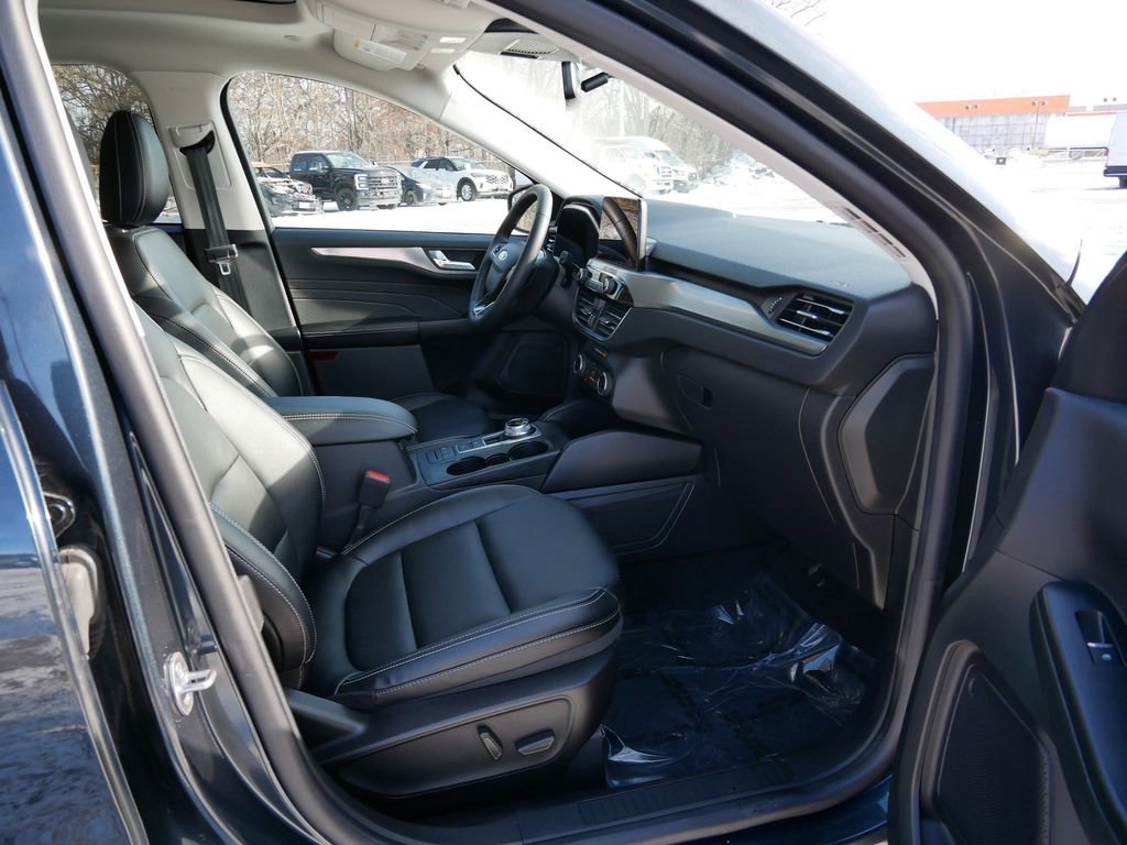 Certified 2022 Ford Escape Titanium w/ Class II Trailer Tow Package image 8