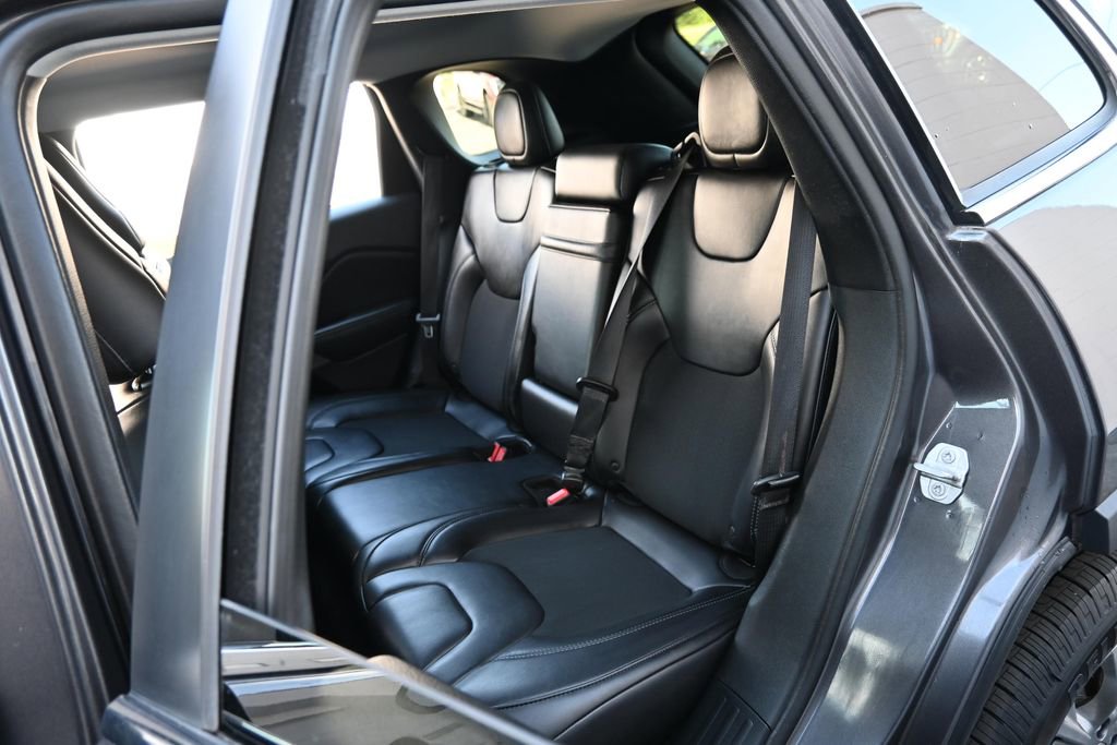 Used 2019 Jeep Cherokee Latitude Plus w/ Comfort/Convenience Group AWD/4WD image 25