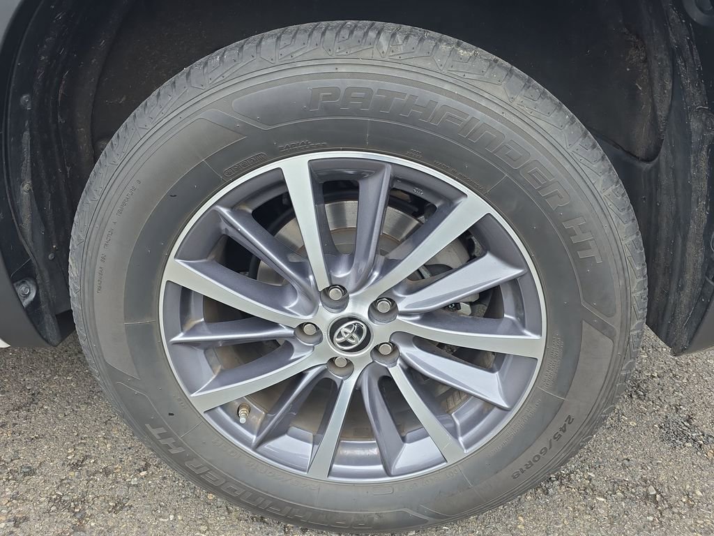 Used 2018 Toyota Highlander XLE w/ Carpet Mat Package (TMS) FWD image 14