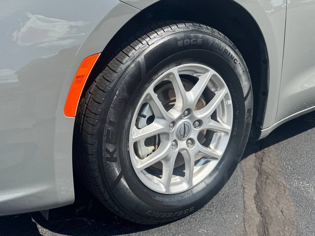 Used 2025 Chrysler Pacifica Select FWD image 30