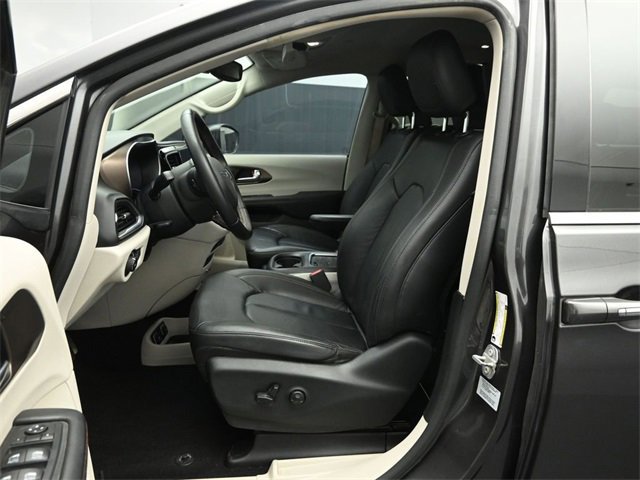 Used 2017 Chrysler Pacifica Touring-L Plus image 26