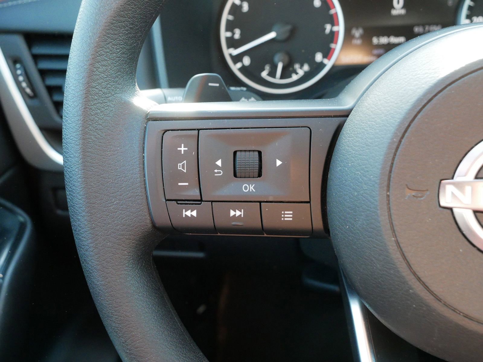 Used 2024 Nissan Rogue S AWD/4WD image 32