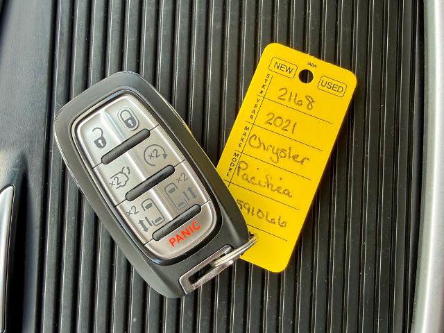 Used 2021 Chrysler Pacifica Touring-L FWD image 38