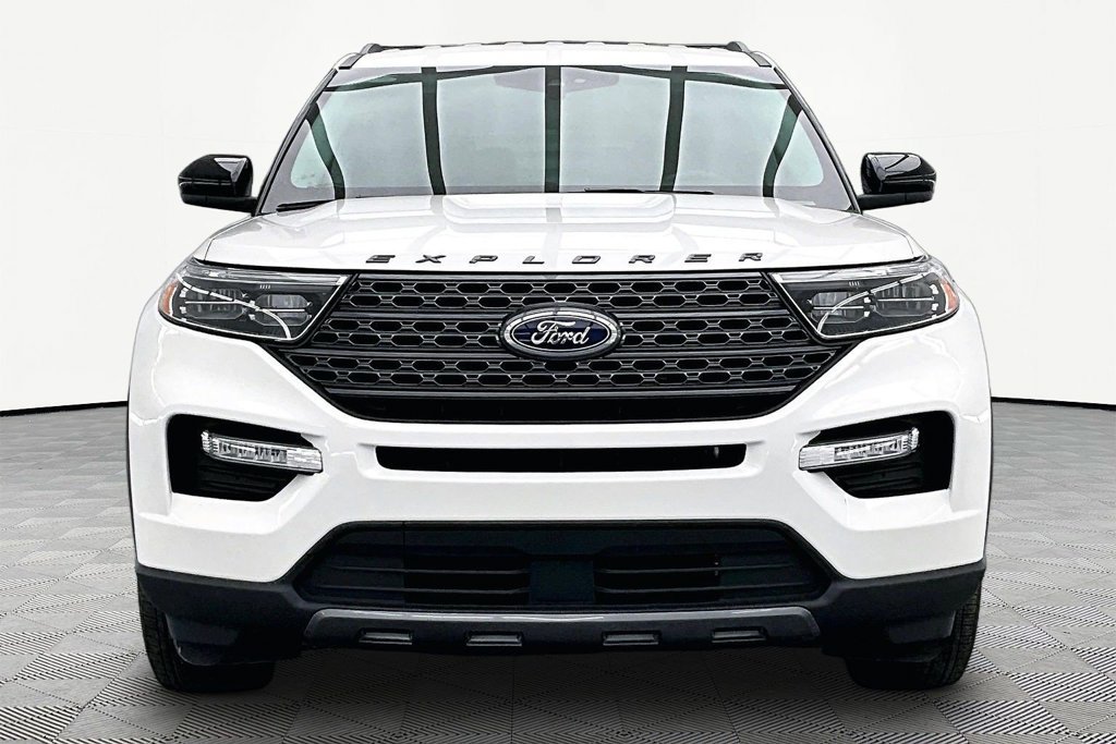 Certified 2024 Ford Explorer XLT w/ Equipment Group 202A AWD/4WD image 3