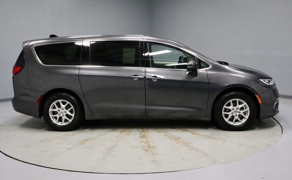 Used 2023 Chrysler Pacifica Touring-L FWD image 5