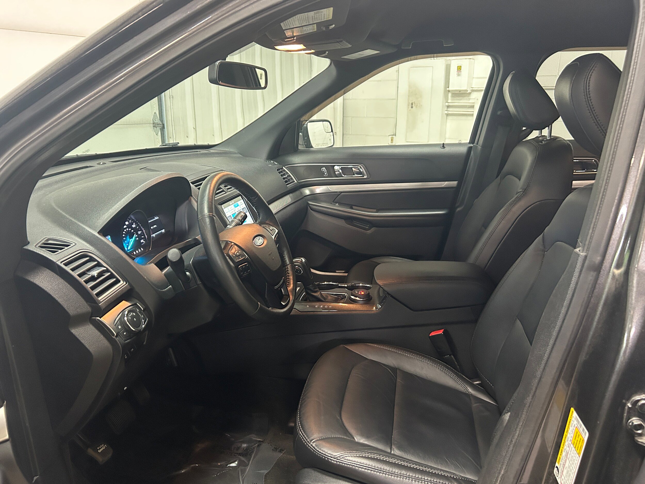 Certified 2018 Ford Explorer XLT w/ Equipment Group 202A AWD/4WD image 9