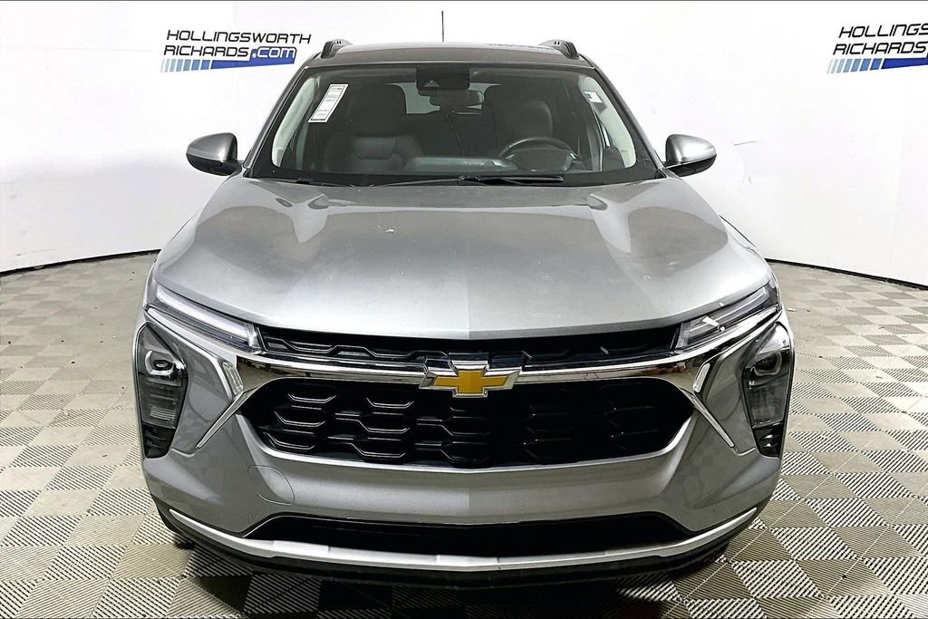 Used 2025 Chevrolet Trax LT w/ LT Convenience Package FWD image 2