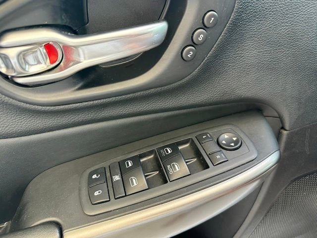 Used 2019 Jeep Cherokee Limited w/ Luxury Group AWD/4WD image 27