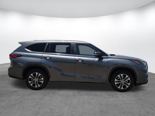Used 2023 Toyota Highlander XLE FWD image 3