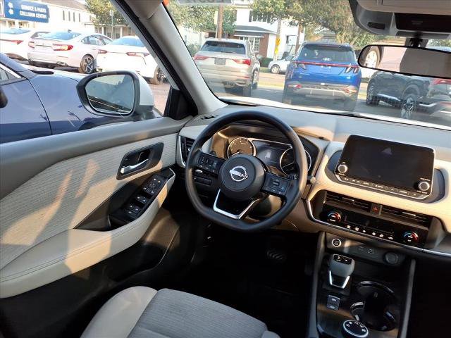 Used 2023 Nissan Rogue SV image 16