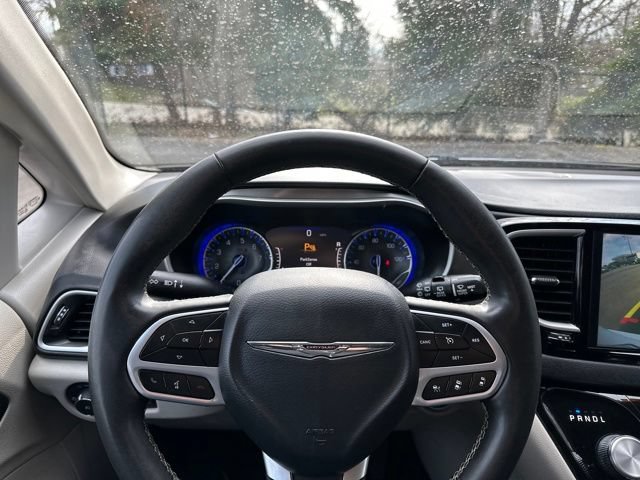 Used 2024 Chrysler Pacifica Touring-L FWD image 38