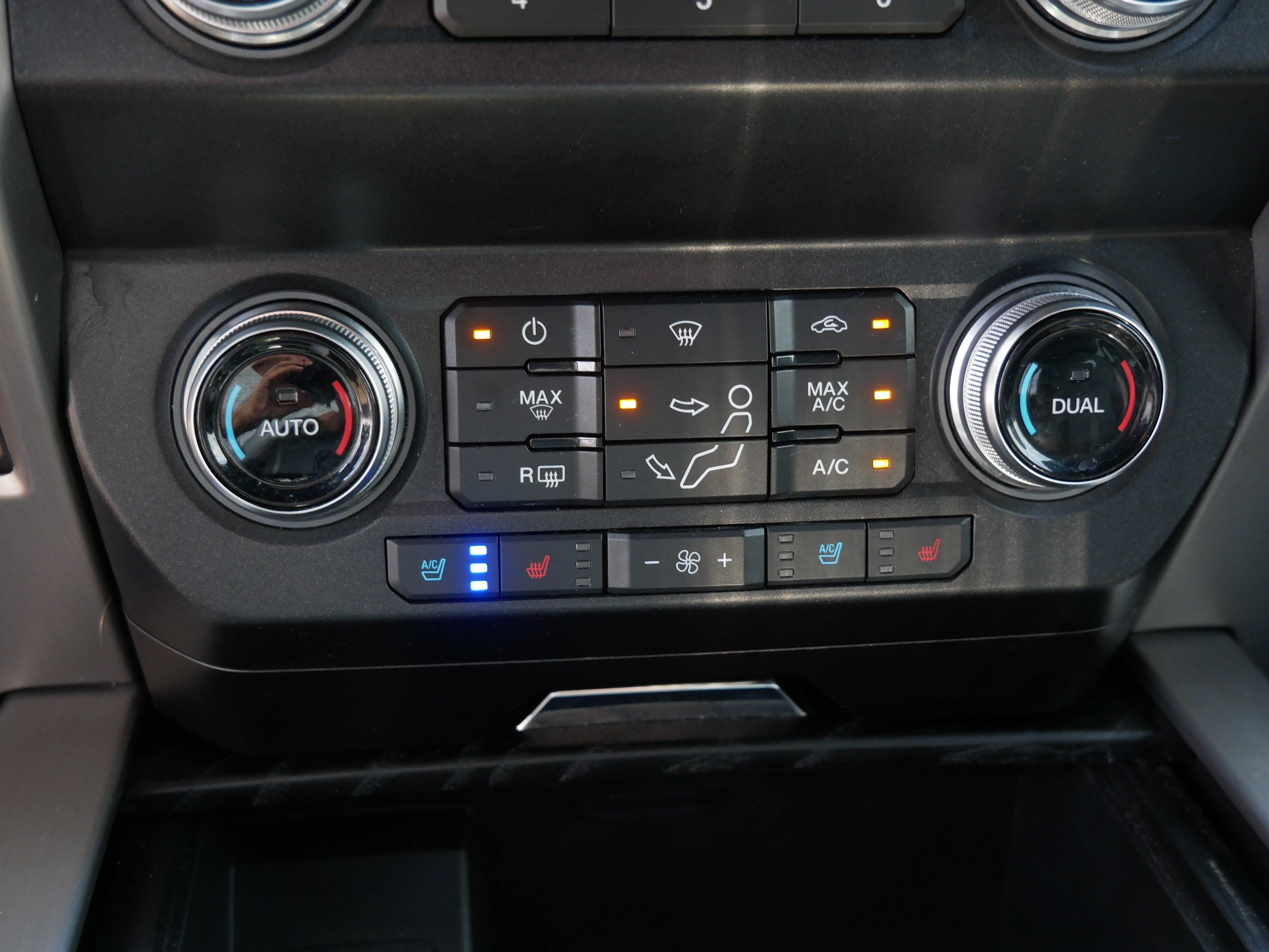 Certified 2019 Ford F350 Platinum w/ Platinum Ultimate Package AWD/4WD image 23