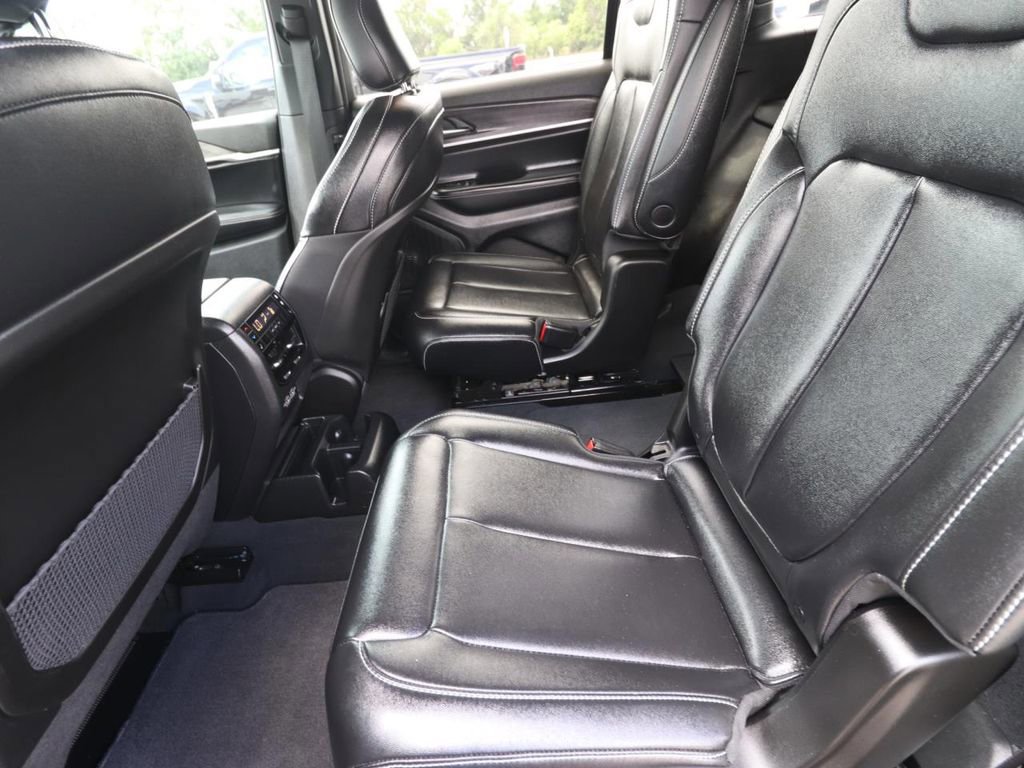 Used 2025 Jeep Grand Cherokee L Limited w/ Black Appearance Package AWD/4WD image 13