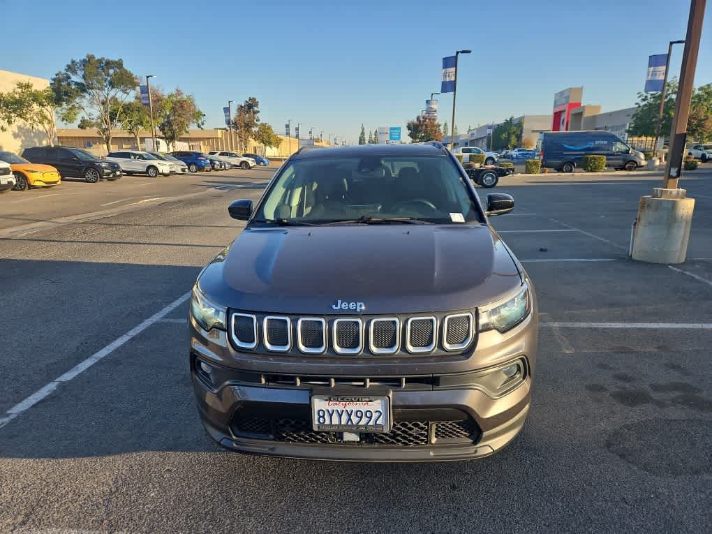Used 2022 Jeep Compass Latitude w/ Convenience Group AWD/4WD image 2