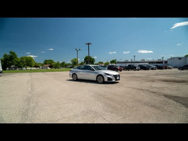 Used 2024 Nissan Altima 2.5 SV FWD image 12