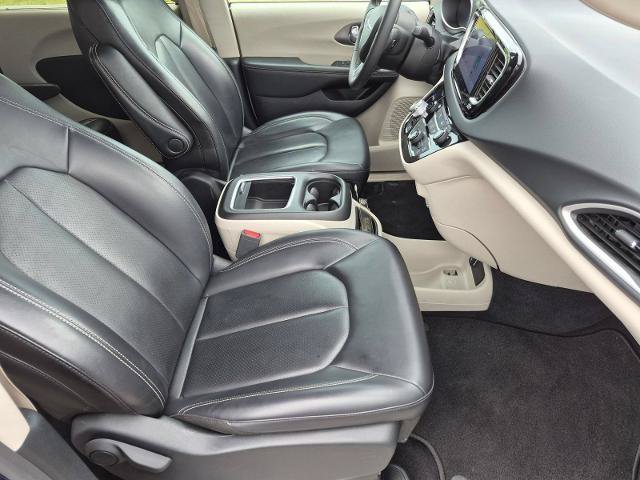 Used 2023 Chrysler Pacifica Touring-L FWD image 29
