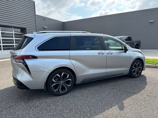 Used 2025 Toyota Sienna Platinum FWD image 5