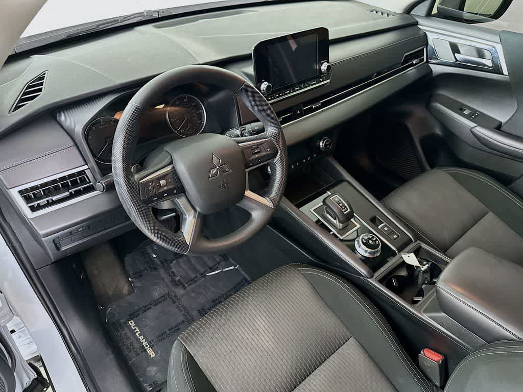 Used 2024 Mitsubishi Outlander ES FWD image 2