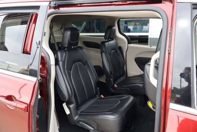 Used 2023 Chrysler Pacifica Touring-L FWD image 28