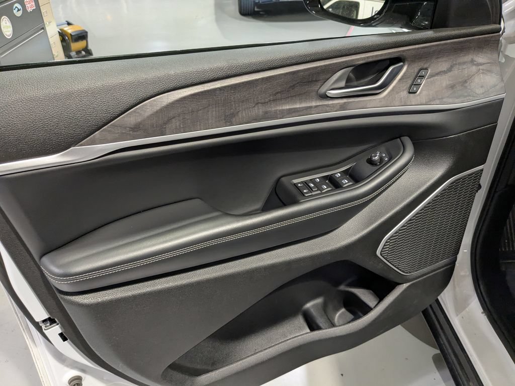 Used 2022 Jeep Grand Cherokee L Limited w/ Black Appearance Package AWD/4WD image 16