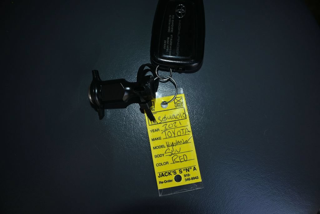 Used 2021 Toyota Highlander XLE FWD image 30
