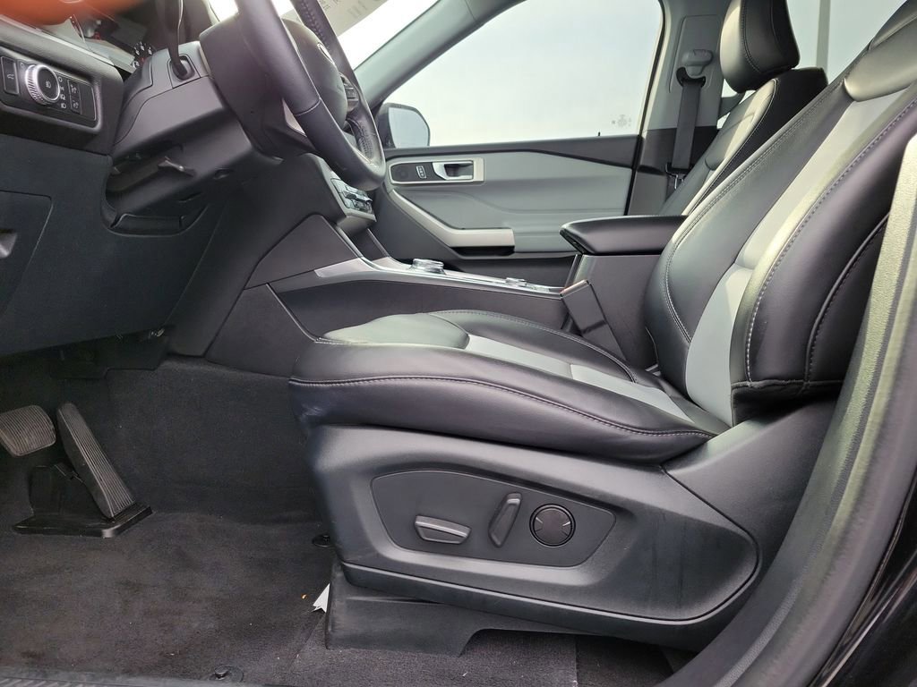 Certified 2022 Ford Explorer XLT w/ Equipment Group 202A image 17