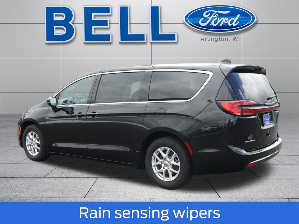 Used 2023 Chrysler Pacifica Touring-L FWD image 6