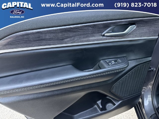 Used 2025 Jeep Grand Cherokee L Limited w/ Black Appearance Package AWD/4WD image 17