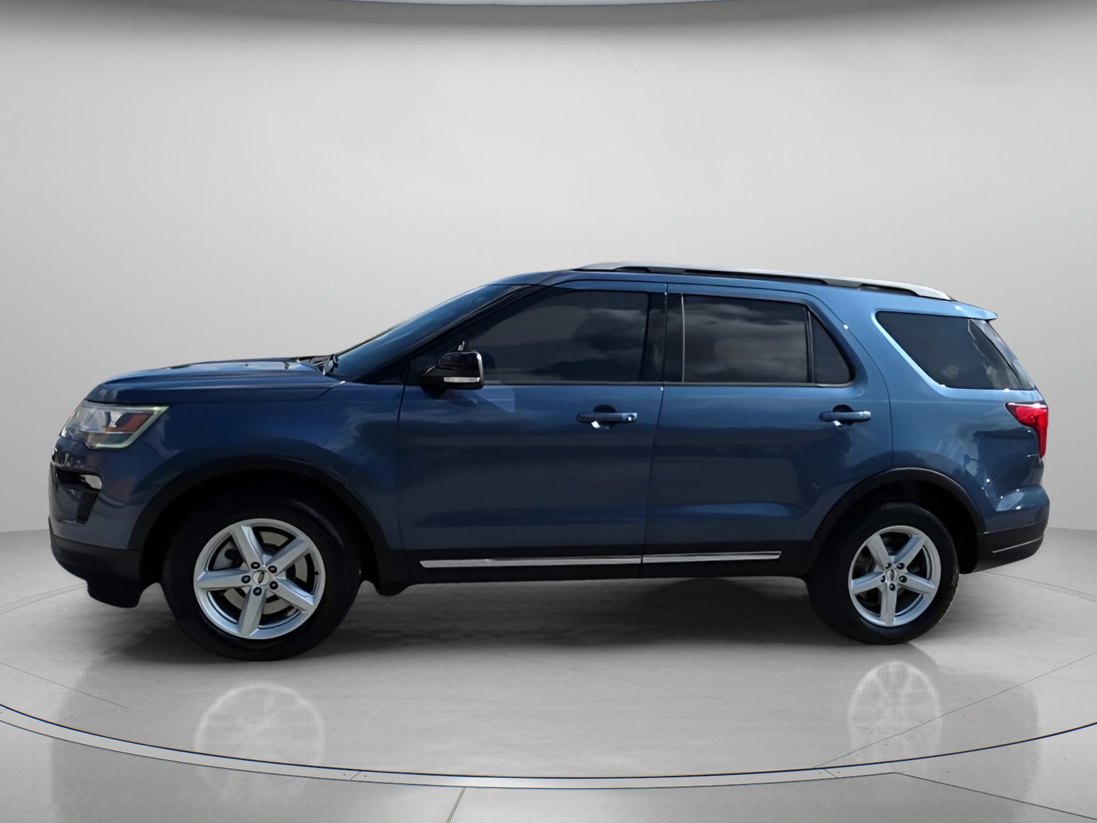 Certified 2018 Ford Explorer XLT w/ Equipment Group 202A image 7