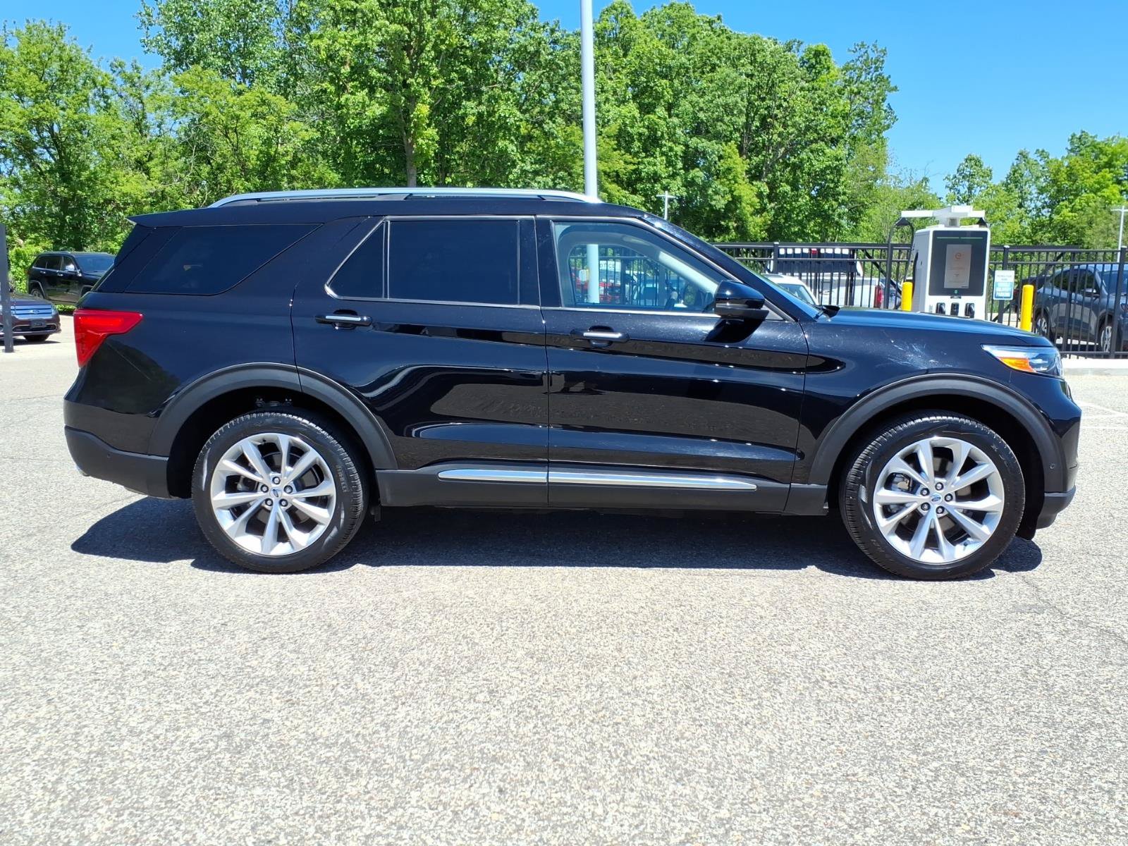 Certified 2023 Ford Explorer Platinum w/ Technology Package AWD/4WD image 9