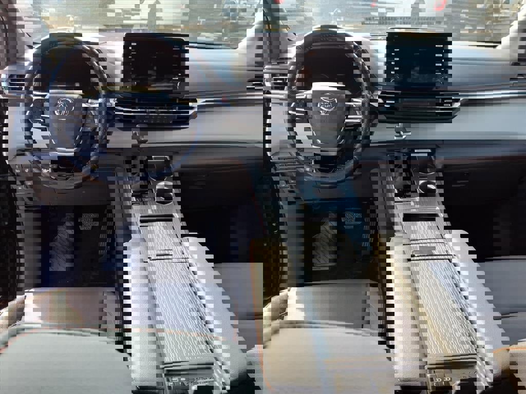 Used 2022 Toyota Sienna XSE image 16