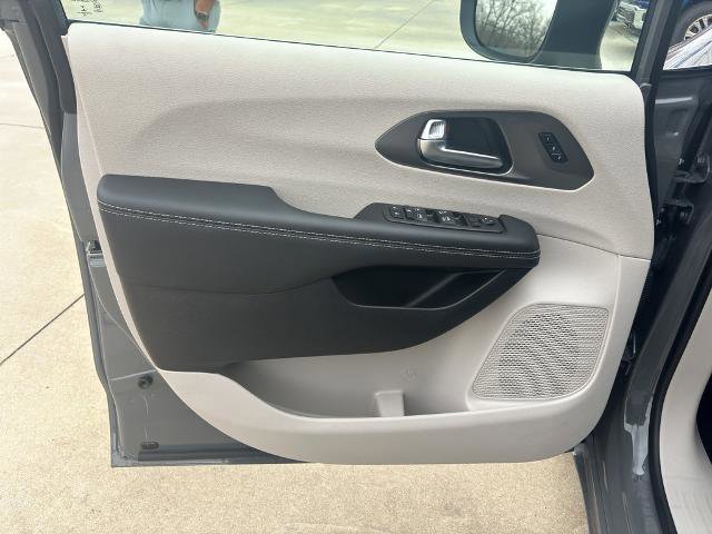 Used 2023 Chrysler Pacifica Touring-L image 12