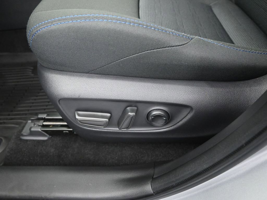 Used 2025 Toyota RAV4 SE image 17