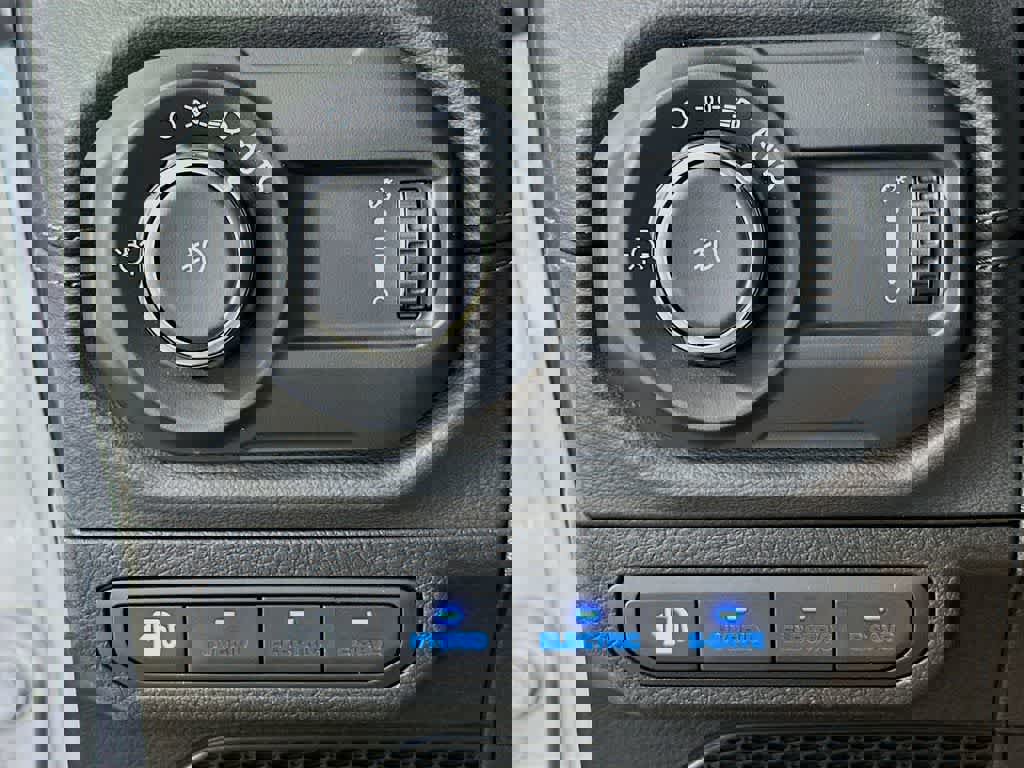 Used 2024 Jeep Wrangler Sahara image 27