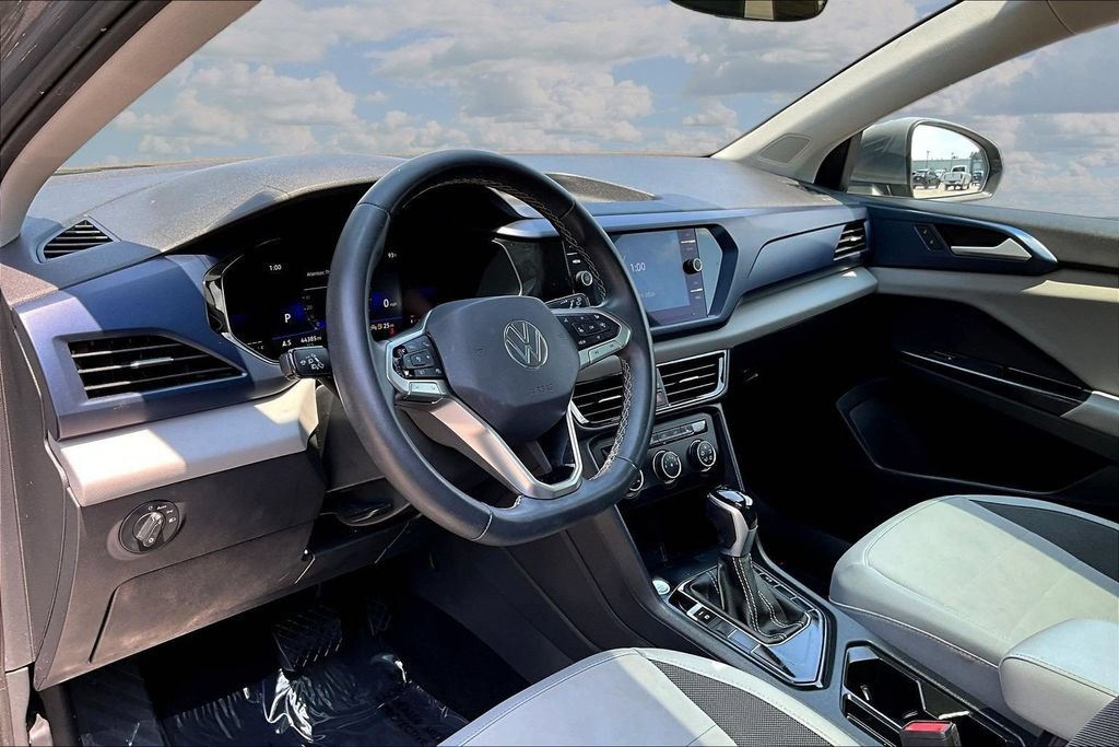 Used 2022 Volkswagen Taos SE w/ Panoramic Sunroof Package FWD image 18