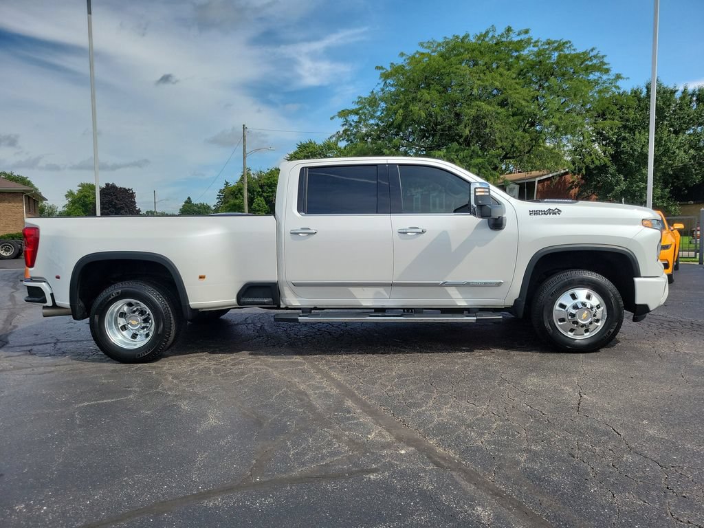 Used 2024 Chevrolet Silverado 3500 High Country w/ High Country Premium Package AWD/4WD image 3