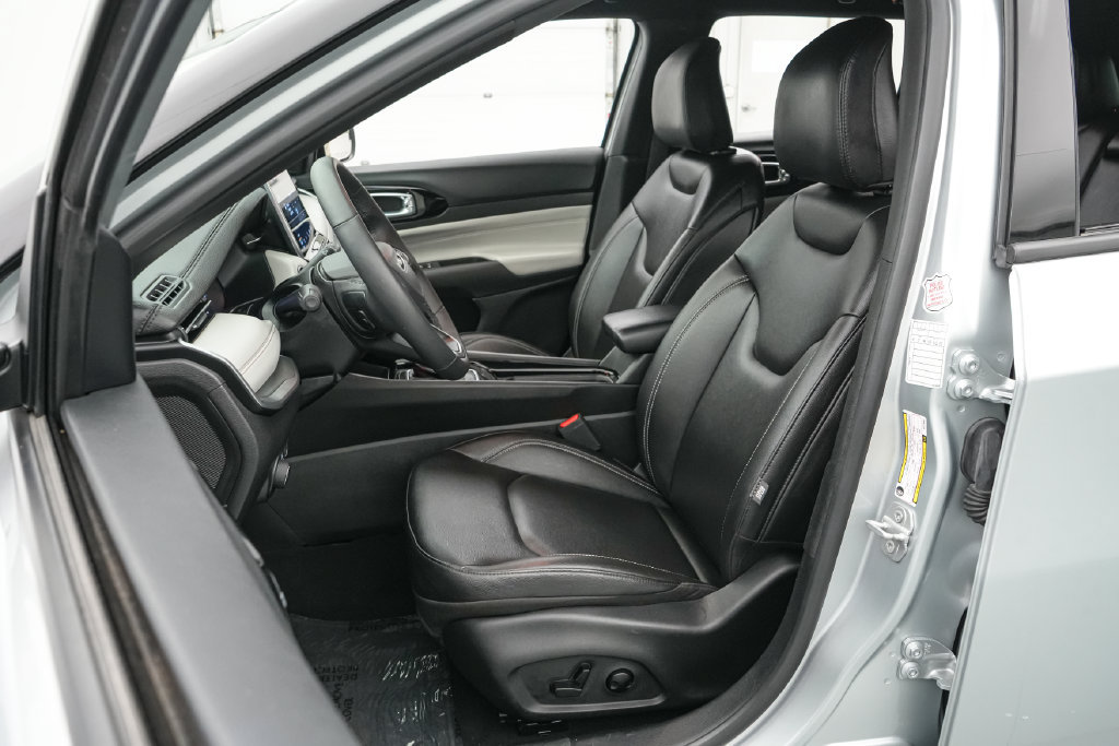 Used 2025 Jeep Compass Limited AWD/4WD image 11