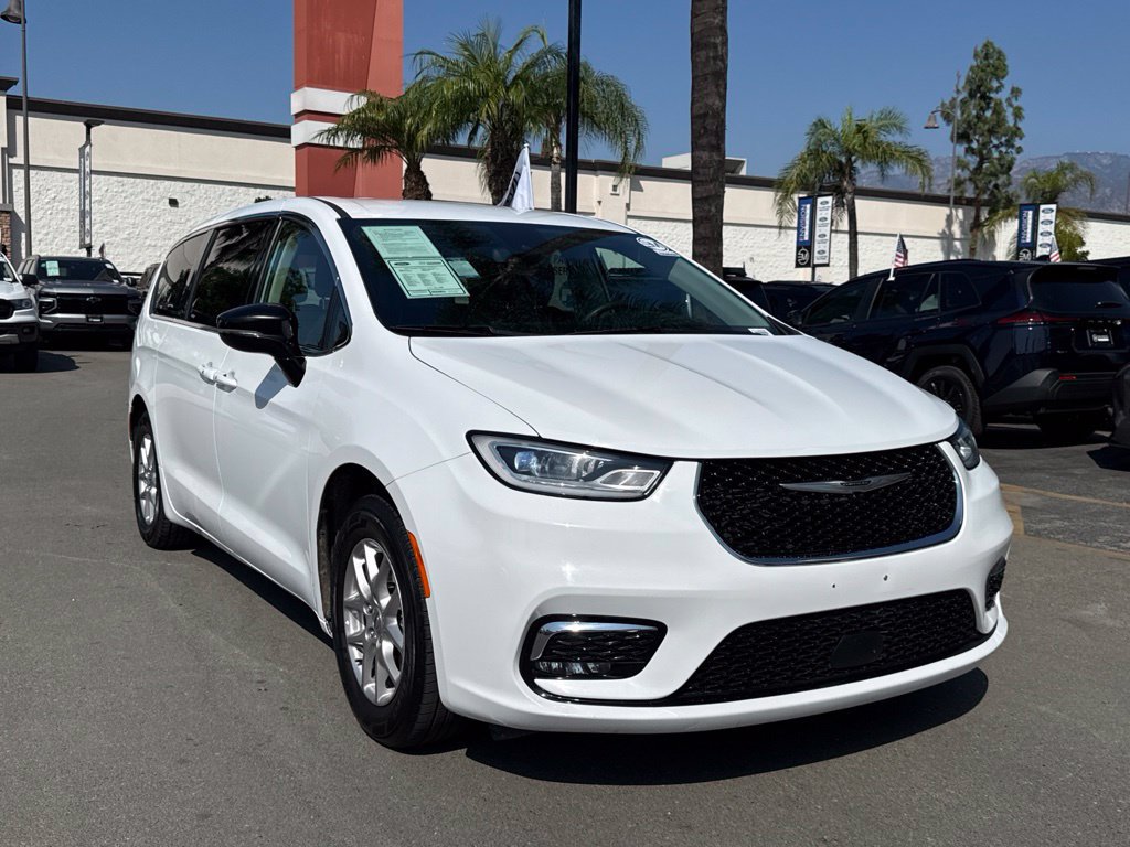 Used 2024 Chrysler Pacifica Touring-L FWD image 3