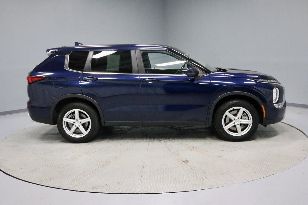 Used 2022 Mitsubishi Outlander SE image 7