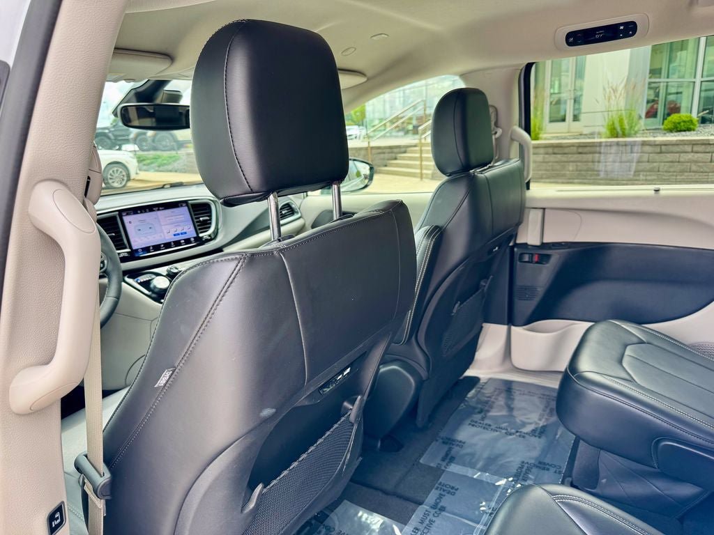 Used 2024 Chrysler Pacifica Touring-L FWD image 14