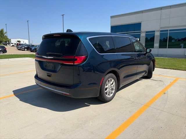 Used 2024 Chrysler Pacifica Touring-L FWD image 2