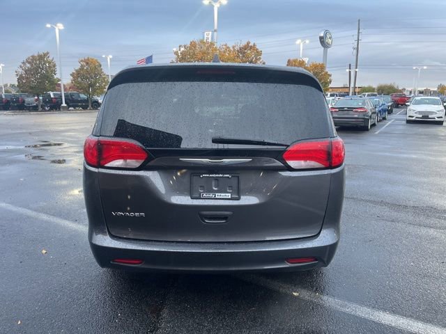 Used 2022 Chrysler Voyager LX image 4