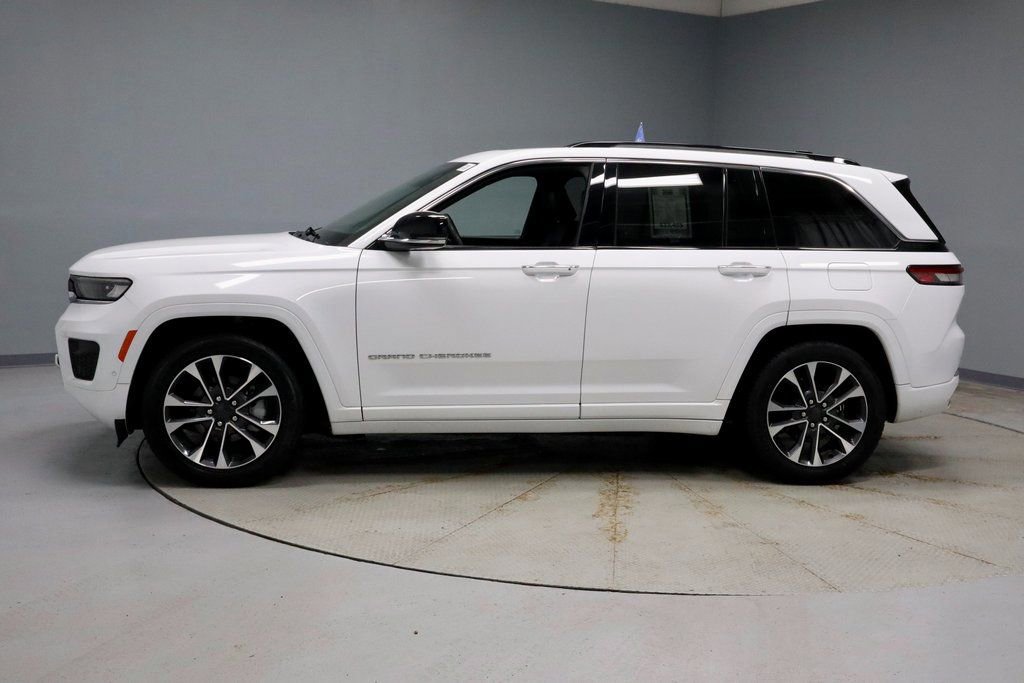 Used 2023 Jeep Grand Cherokee Overland image 2